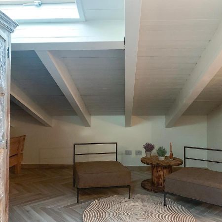 Charming Attic Apartment With Balcony & Swimming Pool Ντεζεντσάνο ντελ Γκάρντα Εξωτερικό φωτογραφία