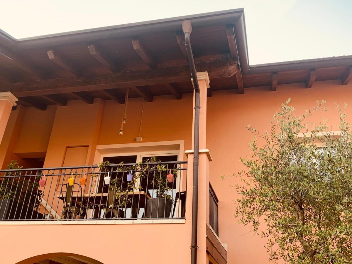 Charming Attic Apartment With Balcony & Swimming Pool Ντεζεντσάνο ντελ Γκάρντα Εξωτερικό φωτογραφία