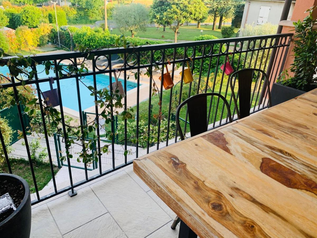 Charming Attic Apartment With Balcony & Swimming Pool Ντεζεντσάνο ντελ Γκάρντα Εξωτερικό φωτογραφία
