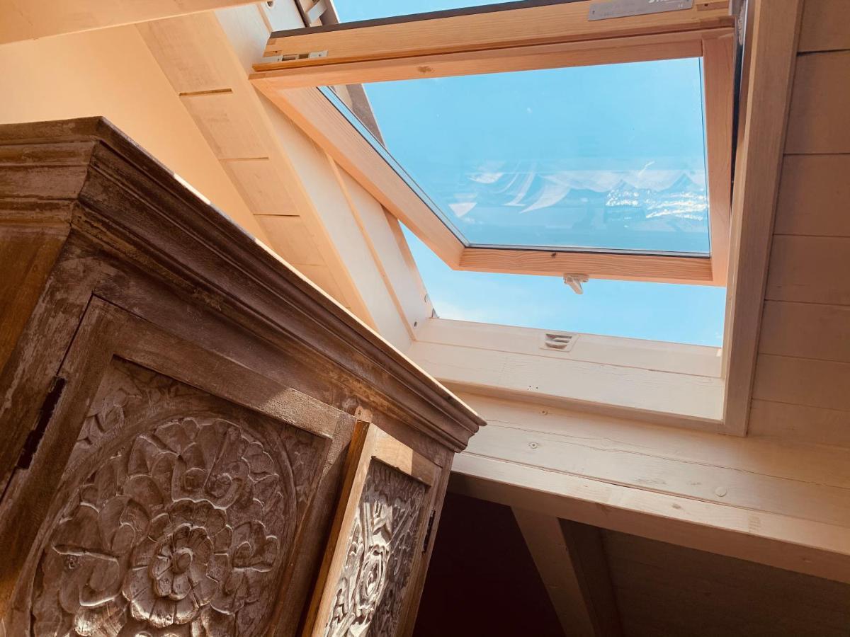 Charming Attic Apartment With Balcony & Swimming Pool Ντεζεντσάνο ντελ Γκάρντα Εξωτερικό φωτογραφία