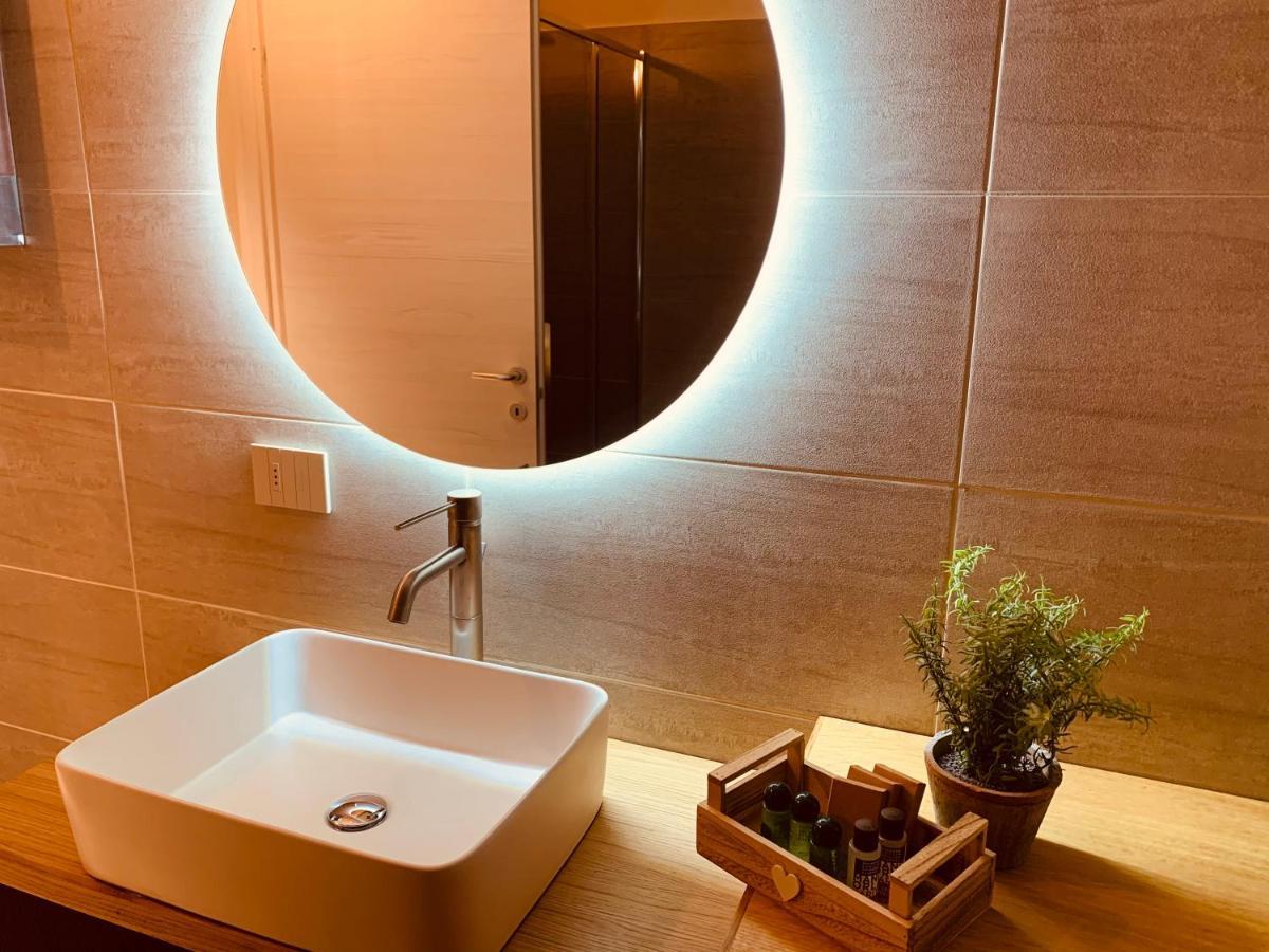 Charming Attic Apartment With Balcony & Swimming Pool Ντεζεντσάνο ντελ Γκάρντα Εξωτερικό φωτογραφία