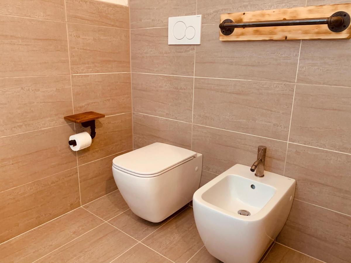 Charming Attic Apartment With Balcony & Swimming Pool Ντεζεντσάνο ντελ Γκάρντα Εξωτερικό φωτογραφία