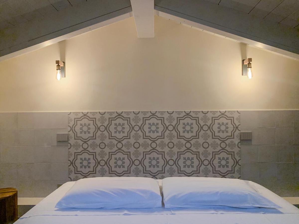 Charming Attic Apartment With Balcony & Swimming Pool Ντεζεντσάνο ντελ Γκάρντα Εξωτερικό φωτογραφία