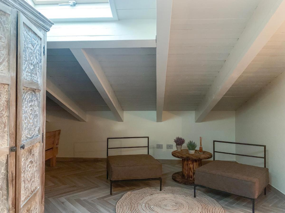 Charming Attic Apartment With Balcony & Swimming Pool Ντεζεντσάνο ντελ Γκάρντα Εξωτερικό φωτογραφία