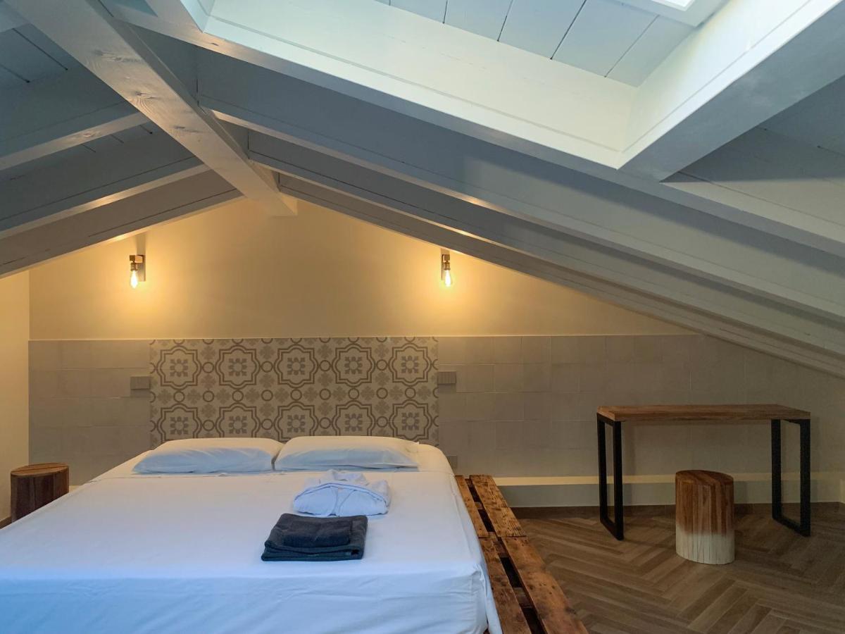 Charming Attic Apartment With Balcony & Swimming Pool Ντεζεντσάνο ντελ Γκάρντα Εξωτερικό φωτογραφία