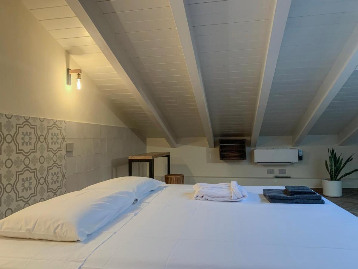 Charming Attic Apartment With Balcony & Swimming Pool Ντεζεντσάνο ντελ Γκάρντα Εξωτερικό φωτογραφία